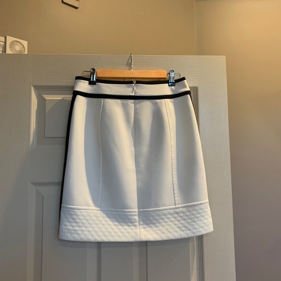 White House Black Market Ivory/Black Lined Skirt sz 4 - Picture 4 of 8